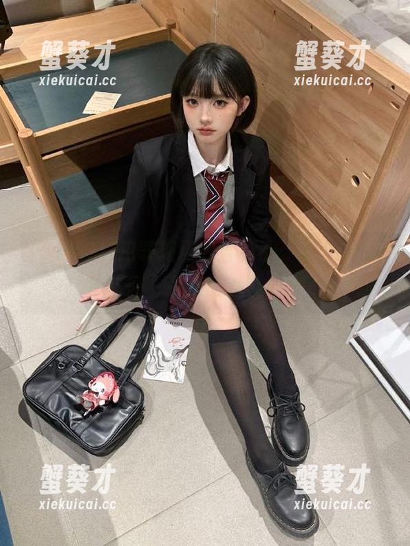 犯罪现场调查？不，是“51吃瓜官网”最近的八卦露台。