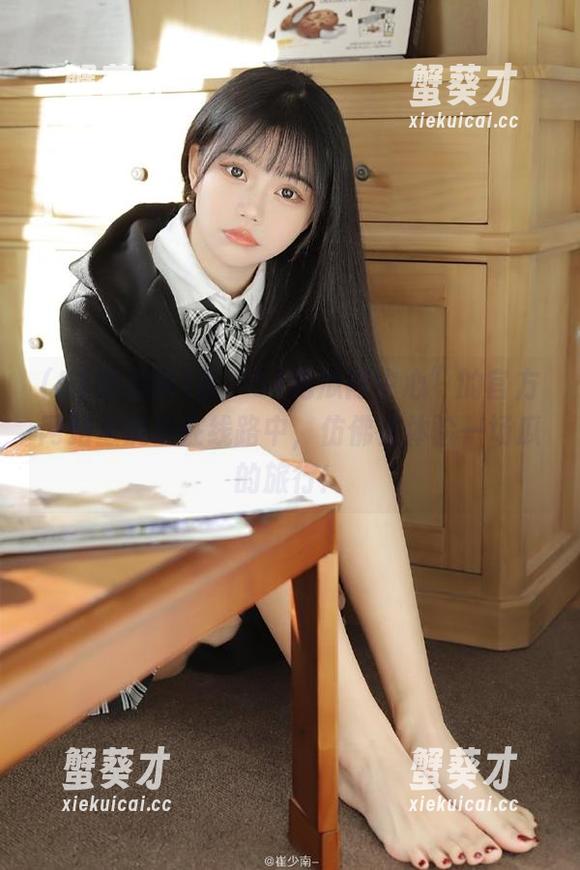 在“51吃瓜网中心”的官方网站上沉浸在线路中，仿佛在体验一场瓜的旅行！