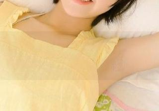51每日吃瓜：在沙发上半躺，免费吃瓜在线观看，滋味无比！
