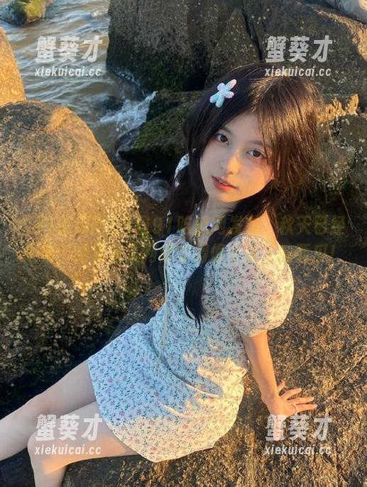 今日91吃瓜网发布：秋天已经来临，结果被某网红穿得像个夏天的西瓜！