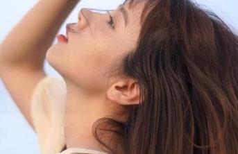 吃瓜网的朝阳时刻，好像整个世界都在酝酿一个大八卦。