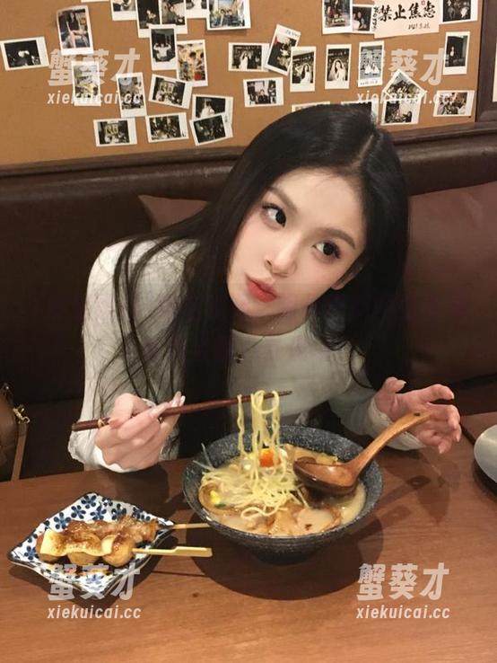 瞧这视频，明星黑料网站仿佛就在直播八卦现场！