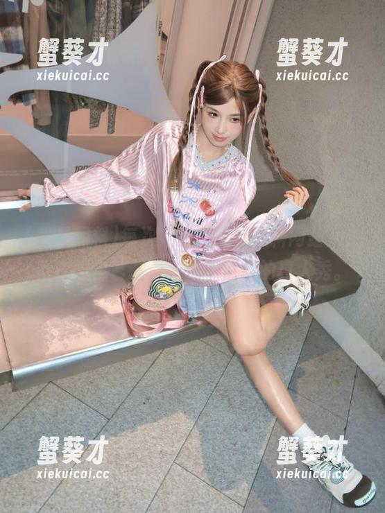 每次打开“明星黑料网站”，都感觉自己在看一场不落幕的真人秀。