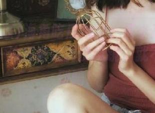 海角吃瓜视频：俩小孩一边打水仗，一边在旁边调皮抢镜，就不怕被淋到吗！