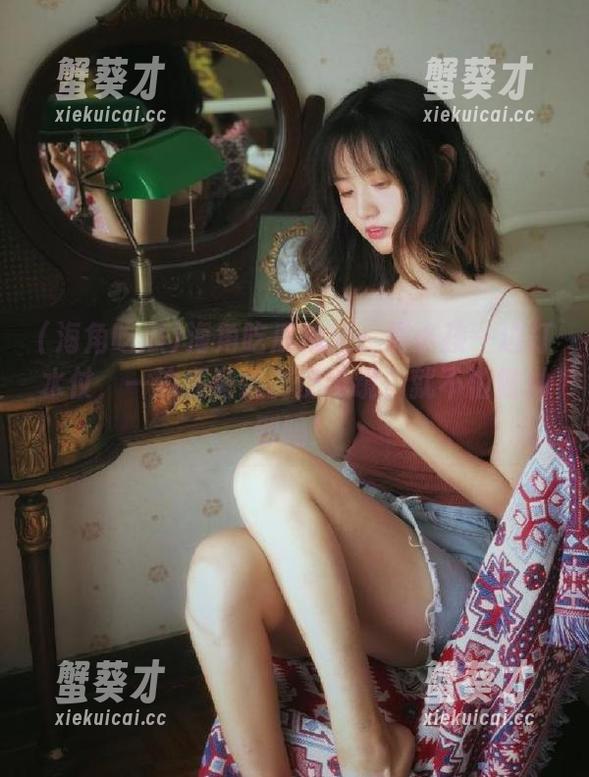 海角吃瓜视频：俩小孩一边打水仗，一边在旁边调皮抢镜，就不怕被淋到吗！