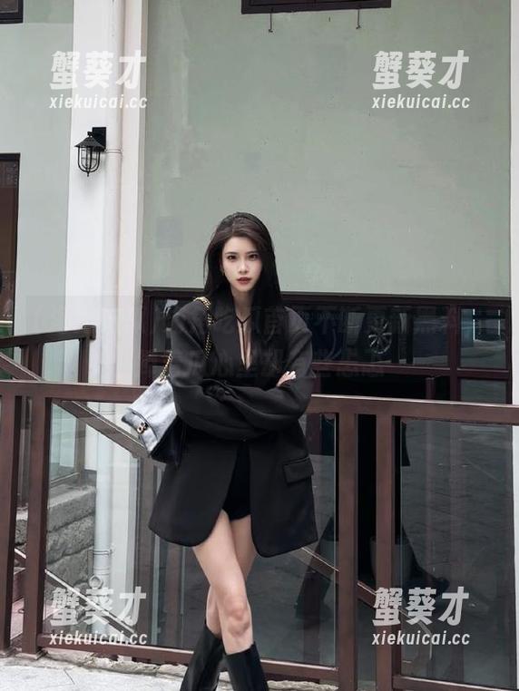 海角吃瓜首页不断更新黑料，捧着瓜心里却有些忐忑