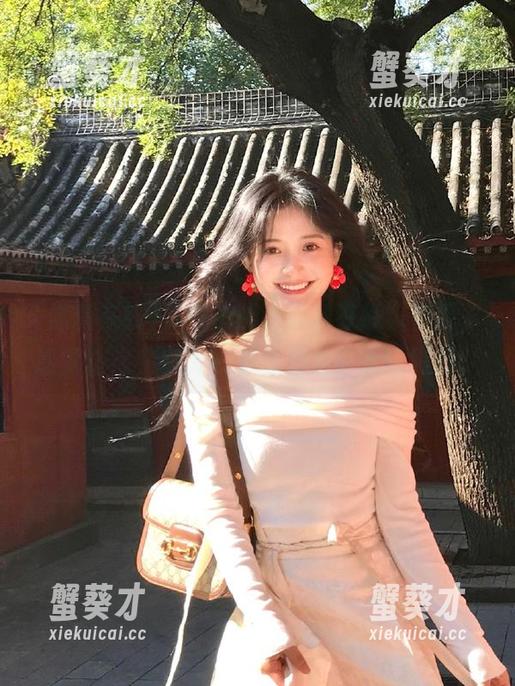 下午追的“黑料在线”资源，感觉仿佛在坠入一个吸引力巨大的黑洞。